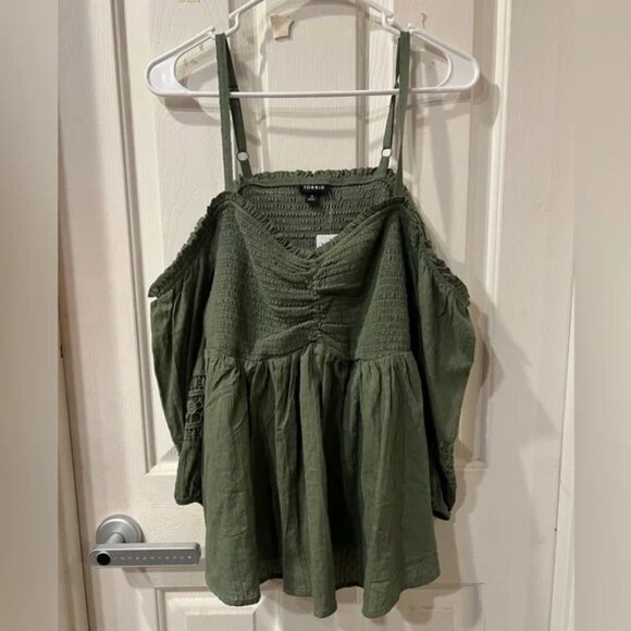 NWT Torrid off the shoulder blouse w/ lace details - Picture 1 of 4